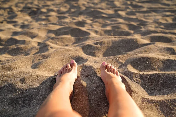 Belos Pés Femininos Areia Praia Relaxamento Diversão Durante Suas Férias — Fotografia de Stock