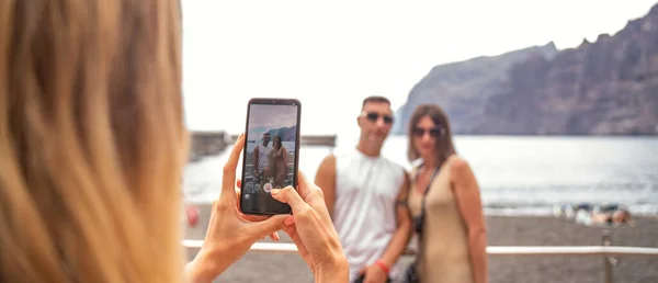 Letní Vibrace Žena Fotí Turistický Pár Pomocí Chytrého Telefonu Pro — Stock fotografie