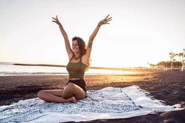 Feliz Mulher Bonita Despreocupada Desfrutando Noite Pôr Sol Praia Areia — Fotografia de Stock