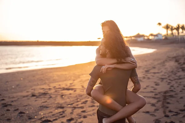 Belo Lindo Casal Jovem Praia Assistindo Pôr Sol Emoções Pessoas — Fotografia de Stock