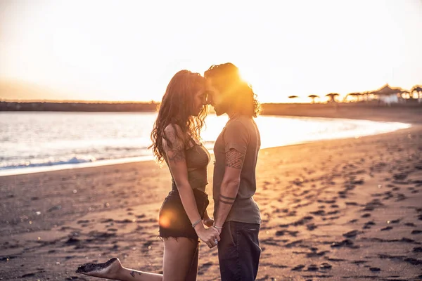 Beautiful Lovely Young Couple Beach Holding Hands Real People Emotions — Stock Photo, Image