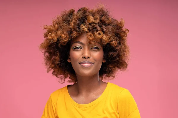 Boldog Gyönyörű Afro Lány Csillogó Nyári Smink Göndör Haj Mosolygott — Stock Fotó