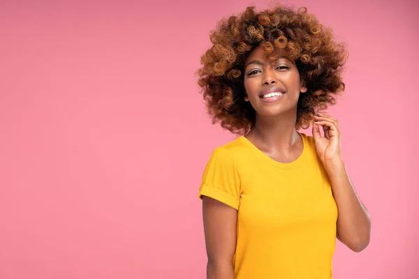 Gelukkig Mooi Afro Meisje Met Glamour Zomer Make Krullend Haar — Stockfoto