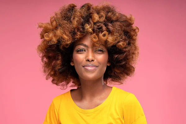 Glad Vacker Afro Flicka Med Glamour Sommar Makeup Och Lockigt — Stockfoto