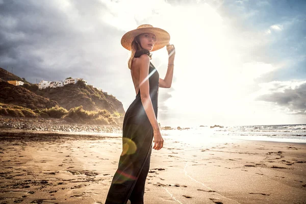 Moderigtigt Kvinde Solnedgang Gåtur Stranden Sommerø Vibrationer Kvindelig Model Iført - Stock-foto