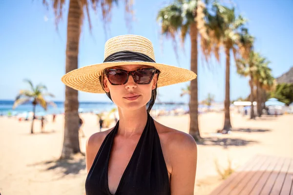 Letnie Zdjęcie Szczęśliwej Kobiety Noszącej Kapelusz Okulary Słoneczne Spacerującej Plaży — Zdjęcie stockowe