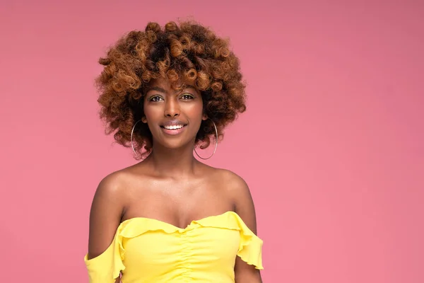 Belleza Femenina Retrato Colorido Mujer Afro Atractiva Sonriente Feliz Con —  Fotos de Stock