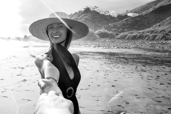 美丽的女子在夕阳下的画像 笑笑快乐的女模特戴着夏帽 看着相机 在沙滩上消磨时光 岛屿氛围 — 图库照片