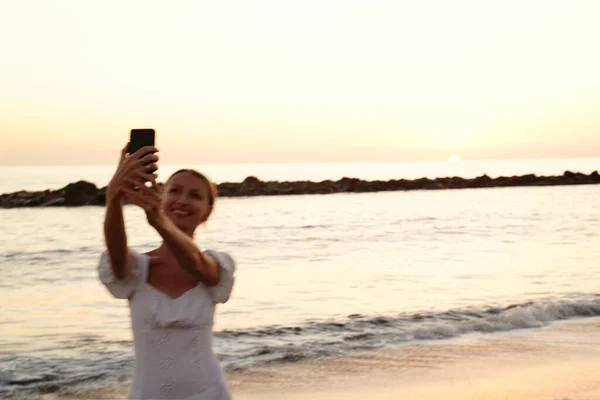 Mulher Bonita Feliz Tomando Selfie Com Celular Praia Durante Pôr — Fotografia de Stock