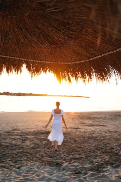 Bakåt Kvinnan Som Springer Vit Maxi Klänning Stranden Vid Soluppgången — Stockfoto