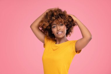 Afro saçlı Afrikalı Amerikalı bir kızın güzel portresi. Güzel siyah kadın. Kozmetik, makyaj ve moda. Gerçek insan yaşam tarzı.