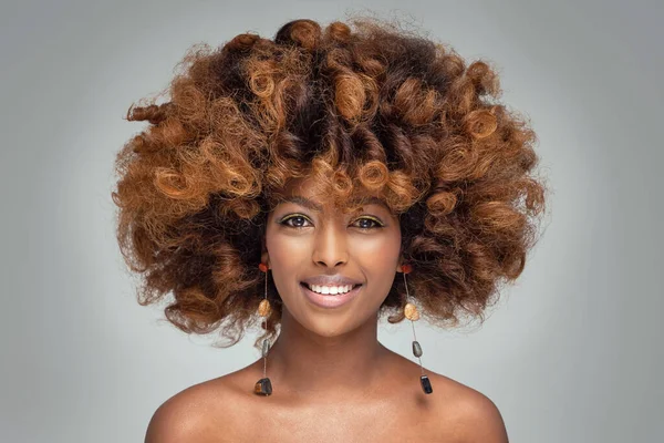 Retrato Belleza Mujer Afro Americana Feliz Con Peinado Culry Maquillaje —  Fotos de Stock