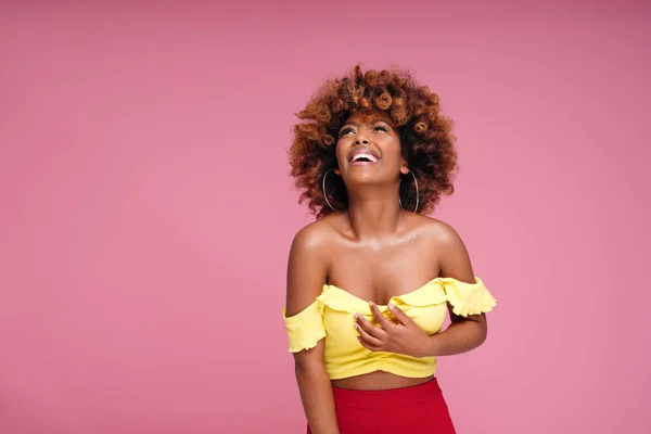 Schoonheidsportret Van Vrolijk Lachend Afrikaans Amerikaans Meisje Met Afro Kapsel — Stockfoto