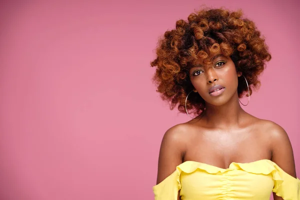 Foto Belleza Mujer Afro Con Maquillaje Glamour Línea Amarilla Pintada —  Fotos de Stock