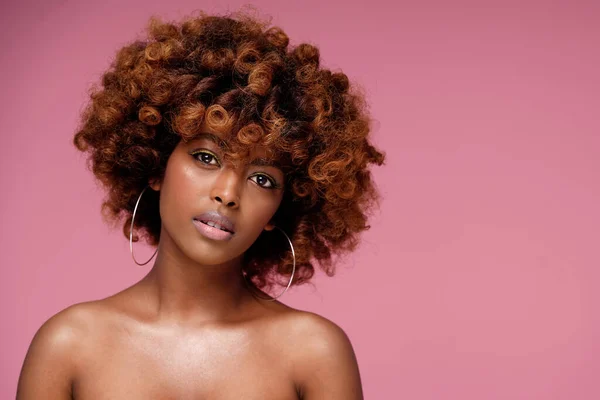 Foto Beleza Mulher Afro Com Maquiagem Glamour Linha Amarela Pintada — Fotografia de Stock