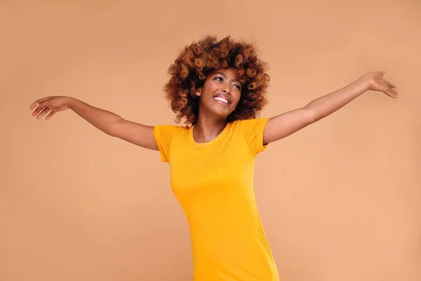Vacker Afrikansk Amerikansk Kvinna Som Ler Och Dansar Full Glädje — Stockfoto