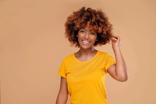 Skönhetsporträtt Lycklig Afro Kvinna Med Vit Vacker Toothy Leende Flicka — Stockfoto