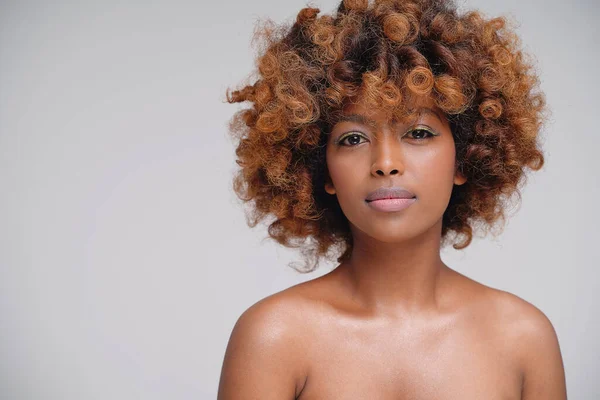 Retrato Belleza Mujer Afro Atractiva Joven Con Piel Perfecta Delicado —  Fotos de Stock