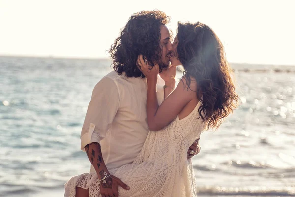 Felice Allegra Coppia Baciare Abbracciare Sulla Spiaggia Trascorrere Del Tempo — Foto Stock