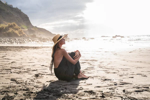 Lugn Kvinna Sitter Ensam Stranden Solnedgången Andas Mediterar Fashionabel Sommarmössa — Stockfoto