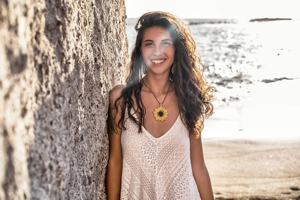 Mujer Italiana Hermosa Natural Sonriendo Cámara Disfrutando Día Soleado Playa — Foto de Stock