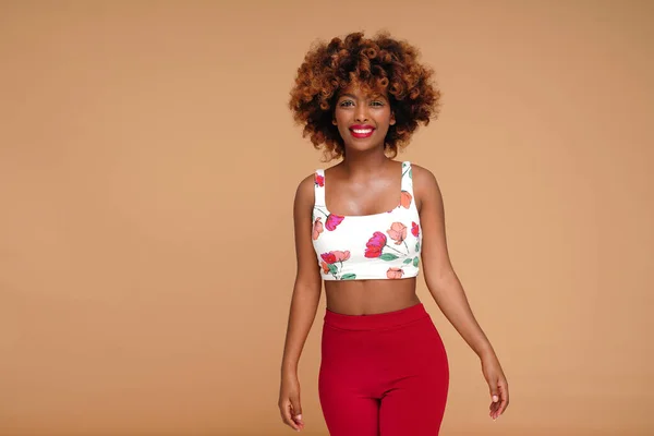 Leende Vacker Afrikansk Amerikansk Kvinna Poserar Fashionabla Kläder Tittar Kameran — Stockfoto