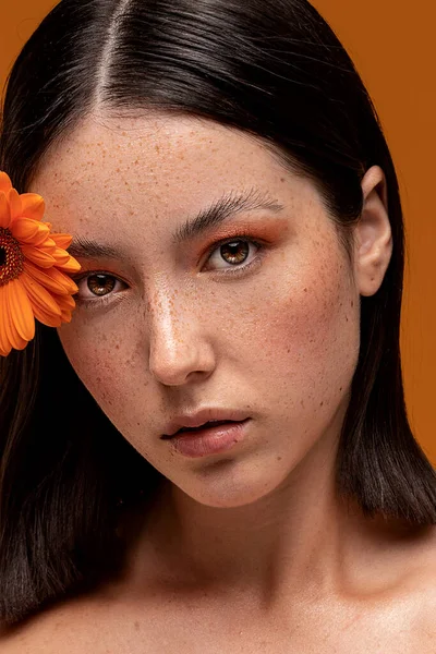 Natürlich Schöne Frau Mit Sommersprossen Hält Eine Blume Der Hand — Stockfoto