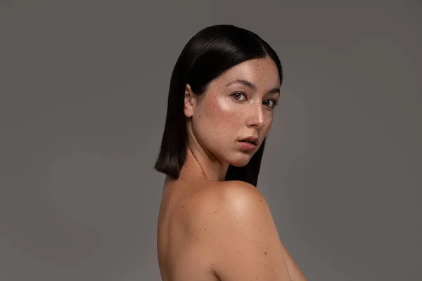 漂亮的瑞典女孩 有天然雀斑 美丽的年轻女子的画像 肩头赤裸 皮肤护理概念 — 图库照片