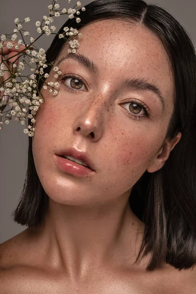 Schönheit Natürliche Junge Frau Porträt Mit Sommersprossen Saubere Und Gesunde — Stockfoto