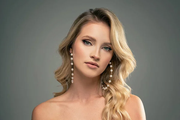 Retrato Belleza Moda Mujer Joven Caucásica Con Joyas Perlas Peinado — Foto de Stock