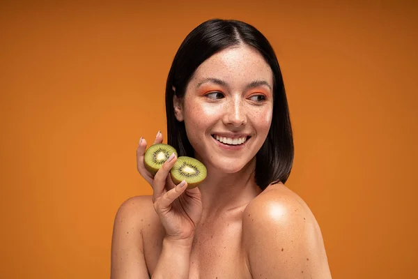 Schoonheidsportret Van Lachende Jonge Vrouw Met Natuurlijke Sproeten Meisje Met — Stockfoto