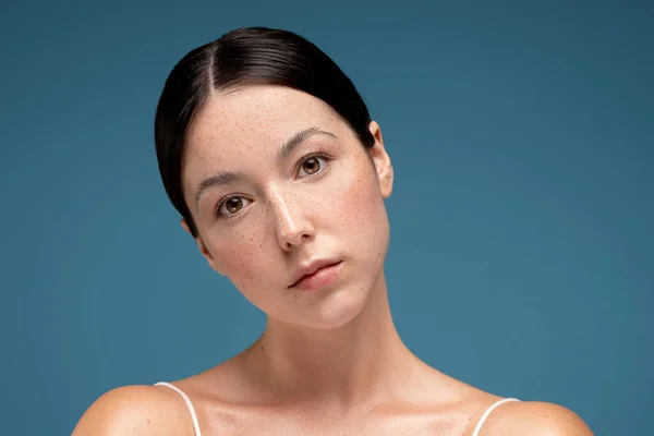 Mujer Hermosa Joven Natural Con Pecas Cara Sin Maquillaje Fondo — Foto de Stock