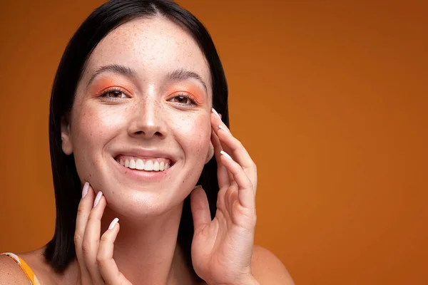 Mujer Joven Natural Con Cara Belleza Tocando Piel Facial Saludable — Foto de Stock