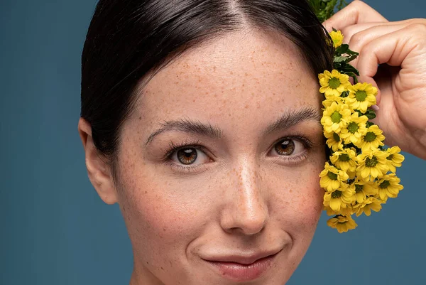 年轻的 满脸雀斑的瑞典天然女子的美丽画像 女孩在看相机 拍了一张合影 皮肤护理概念 — 图库照片