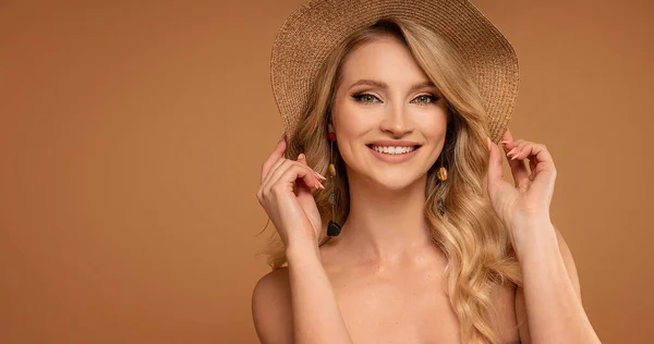 Portrait Blonde Caucasian Beautiful Woman Glamour Makeup Wearing Fashionable Hat — Stock Photo, Image