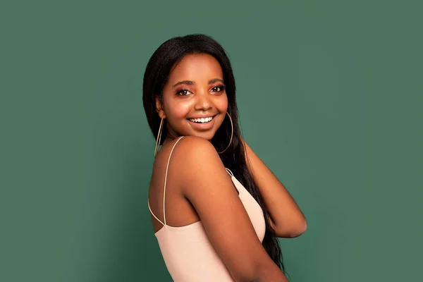 Retrato Belleza Una Linda Mujer Afroamericana Sonriente Maquillaje Glamuroso Green — Foto de Stock