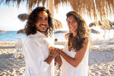 Mutlu güzel Latin çift tropikal plajda birlikte vakit geçiriyor. Boho düğünü. Gerçek insanların duyguları. Sevgi. Yaz zamanı..