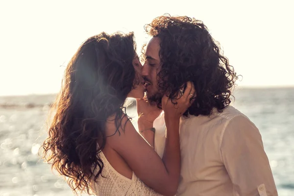 Feliz Casal Alegre Beijando Abraçando Praia Passando Tempo Juntos Vibrações — Fotografia de Stock