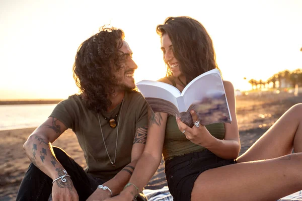 Vackra Lyckliga Par Dejt Läser Bok Den Tropiska Stranden Sommarsemester — Stockfoto