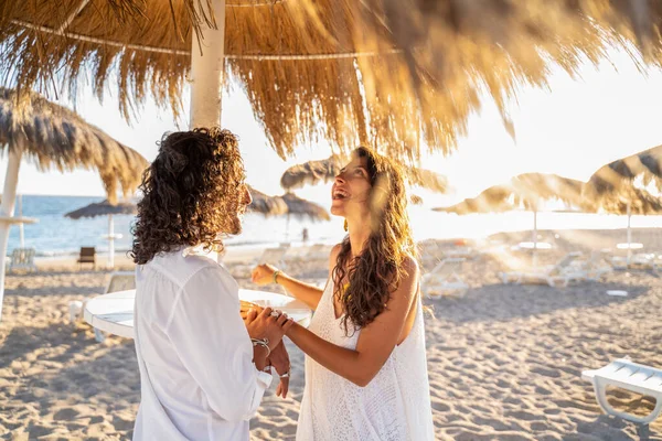 美丽动人的拉蒂诺夫妇在热带海滩共度时光 Boho婚礼 真实的人的情感 夏季时间 — 图库照片