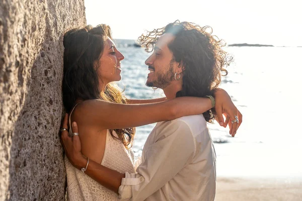 Romantica Bella Coppia Appuntamento Spiaggia Ritratto All Aperto Bella Giovane — Foto Stock