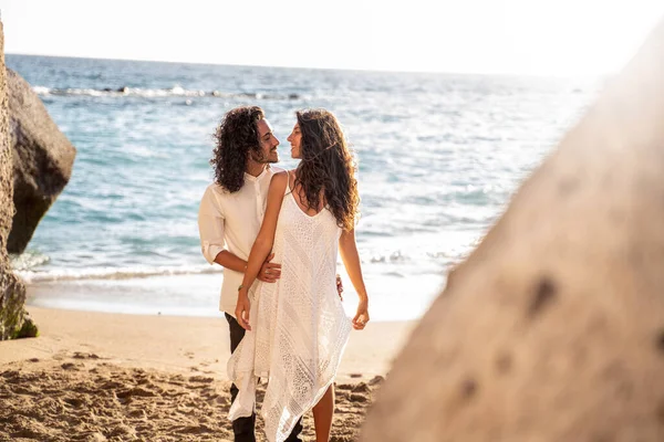恋爱中的快乐夫妻在热带海滩上放松 享受蜜月和暑假 女人和男人看着彼此 真正的人的生活方式和情感 — 图库照片