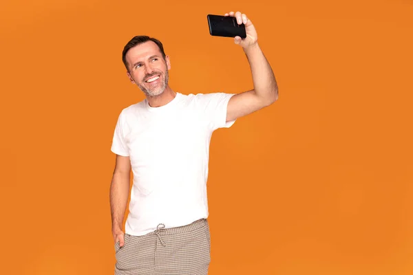 Yakışıklı Bir Adam Cep Telefonundan Arıyor Arkadaşlarıyla Internetten Konuşuyor Akıllı — Stok fotoğraf