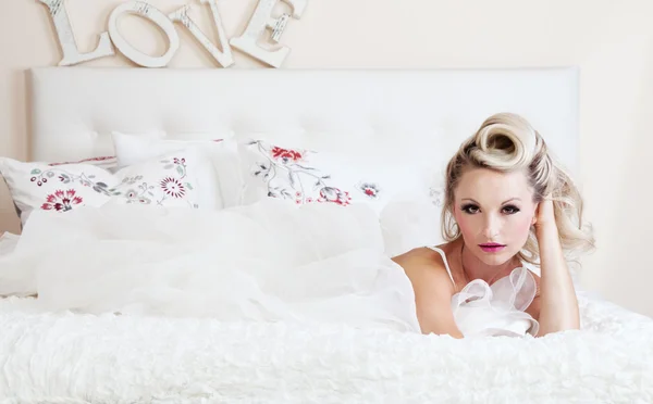 Szexi, vonzó nő pózol az ágyban — Stock Fotó