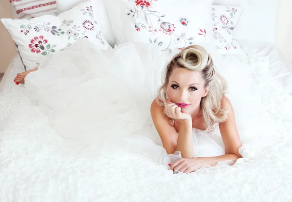 Mulher loira romântica posando na cama — Fotografia de Stock