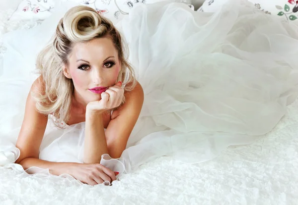 Romantische blonde vrouw poseren in bed — Stockfoto