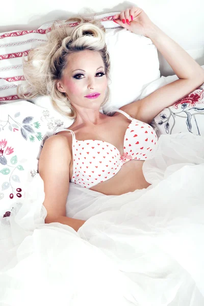 Portret van mooie blonde vrouw in bed — Stockfoto