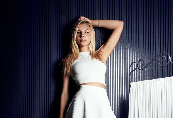 Ung vacker blond flicka poserar — Stockfoto
