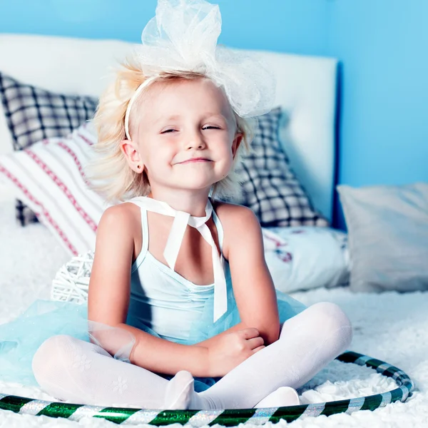 Roztomilá blonďatá holčička — Stock fotografie