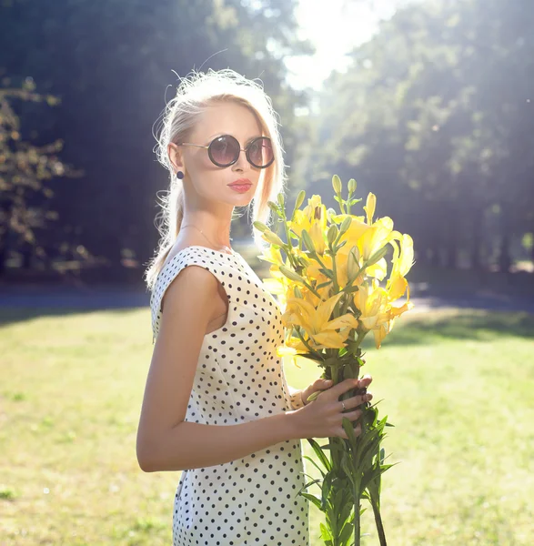 Atractiva mujer rubia posando al aire libre — Foto de Stock